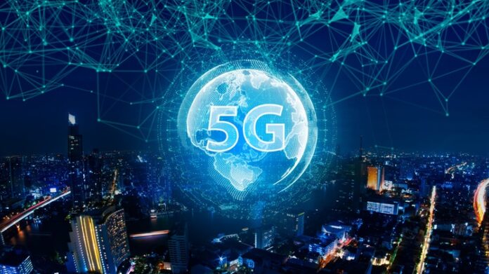 5G teknolojisi, son yıllarda dünyanın dört bir yanında büyük bir heyecanla beklenen, internet bağlantı hızını dramatik şekilde artırmayı vadeden bir devrimsel yeniliktir. Bu teknoloji, sadece hızda bir artış sağlamanın ötesine geçer; aynı zamanda nesnelerin interneti (IoT), akıllı şehirler, otonom araçlar gibi teknolojilerin gelişimini de hızlandıracak bir altyapı sağlar. Ancak, bu büyük yenilik beraberinde bazı endişeleri de getirmektedir. İnsanların özel hayatı, güvenlik sorunları ve çevresel etkiler gibi konular, 5G’nin ne getirdiği kadar ne götürdüğünü de düşündürmektedir. 5G’nin hayatımıza etkilerini ve bu teknolojinin sunduğu fırsatları ve yaratabileceği zorlukları daha yakından inceleyelim. Konulu bir haber görseli.