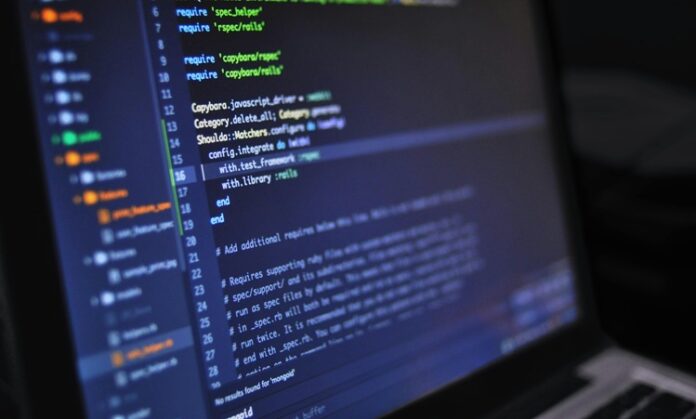 Açık Kaynak Kod Ne Anlama Gelir Açık kaynak kod, yazılım geliştirme dünyasında önemli bir kavramdır. Bir yazılımın kaynak kodunun, herkes tarafından erişilebilir, kullanılabilir, değiştirilebilir ve dağıtılabilir olması durumu açık kaynak olarak adlandırılır. Bu, yazılımın geliştirilmesinde katılımcılığın teşvik edilmesini sağlar ve yazılımın özgürce evrimleşmesine imkan tanır. Açık kaynak yazılımlar, genellikle topluluklar tarafından geliştirilir ve katkı sağlanarak sürekli iyileştirilir. Peki, açık kaynak kod nedir, nasıl çalışır ve neden bu kadar önemlidir? Konulu bir haber görseli.