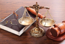 Antik Yunan’da Platon, adaleti bir ruh dengesi ve toplumun uyumu olarak tanımlarken; Aristoteles, adaleti eşitliğin değil, hak edişin ölçüsünde verilmesi gerektiğini savunmuştur. Bu düşünceler, günümüze kadar gelen adalet anlayışlarının temellerini atmıştır. Roma hukukundan İslam düşüncesine, Orta Çağ’dan Aydınlanma’ya kadar her dönem bu kavramı kendi değerler sistemine göre yorumlamıştır.