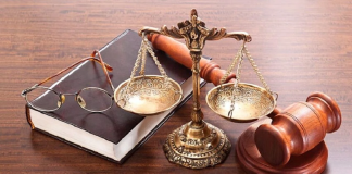 Antik Yunan’da Platon, adaleti bir ruh dengesi ve toplumun uyumu olarak tanımlarken; Aristoteles, adaleti eşitliğin değil, hak edişin ölçüsünde verilmesi gerektiğini savunmuştur. Bu düşünceler, günümüze kadar gelen adalet anlayışlarının temellerini atmıştır. Roma hukukundan İslam düşüncesine, Orta Çağ’dan Aydınlanma’ya kadar her dönem bu kavramı kendi değerler sistemine göre yorumlamıştır.