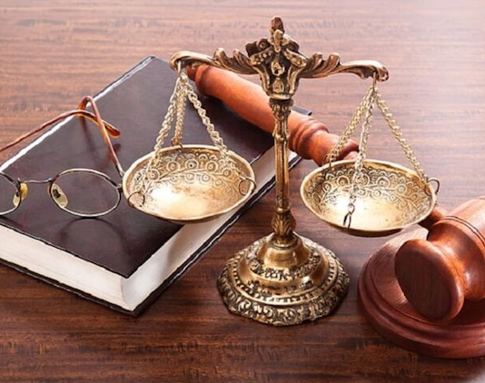 Antik Yunan’da Platon, adaleti bir ruh dengesi ve toplumun uyumu olarak tanımlarken; Aristoteles, adaleti eşitliğin değil, hak edişin ölçüsünde verilmesi gerektiğini savunmuştur. Bu düşünceler, günümüze kadar gelen adalet anlayışlarının temellerini atmıştır. Roma hukukundan İslam düşüncesine, Orta Çağ’dan Aydınlanma’ya kadar her dönem bu kavramı kendi değerler sistemine göre yorumlamıştır.