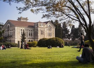 Akademik dürüstlük, araştırmacıların ve akademik camianın, bilgiye dayalı çalışmalarında etik kurallarına ve doğruluk ilkelerine uygun hareket etmelerini ifade eder. Bu, başkalarının fikirlerini, bulgularını ve yazılı eserlerini doğru bir şekilde alıntı yaparak kullanmayı, bilimsel verilerin manipüle edilmemesini, aynı zamanda bilgi üretiminde şeffaflığı ve özgünlüğü sağlamayı kapsar.