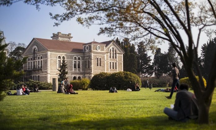 Akademik dürüstlük, araştırmacıların ve akademik camianın, bilgiye dayalı çalışmalarında etik kurallarına ve doğruluk ilkelerine uygun hareket etmelerini ifade eder. Bu, başkalarının fikirlerini, bulgularını ve yazılı eserlerini doğru bir şekilde alıntı yaparak kullanmayı, bilimsel verilerin manipüle edilmemesini, aynı zamanda bilgi üretiminde şeffaflığı ve özgünlüğü sağlamayı kapsar.