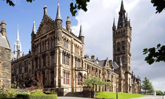 Akademik kariyer, genellikle üniversite düzeyinde başlar. Öğrenciler, lisans eğitimlerini tamamladıktan sonra, akademik kariyer yapmayı hedefleyerek yüksek lisans ve doktora programlarına başvururlar.