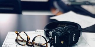 Akademik takvim, bir eğitim kurumunun yıllık programını gösteren bir takvimdir. Öğrenciler için sınavlar, dersler, tatiller, ara tatiller gibi kritik tarihleri içerir. Bu takvim, sadece öğrenciler için değil, öğretim üyeleri, idari personel ve diğer paydaşlar için de büyük önem taşır.