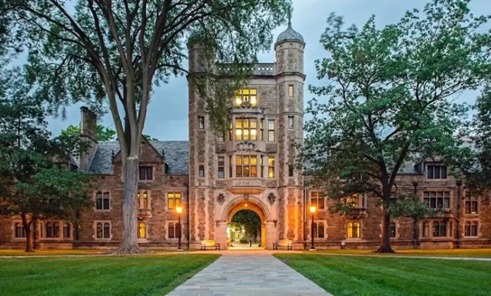 Akademik unvan, yükseköğretim kurumlarında görev yapan öğretim elemanlarına verilen resmi ve mesleki bir tanımdır. Bu unvanlar, hem kişinin akademik kariyerindeki ilerleyişini hem de sahip olduğu bilgi ve uzmanlık seviyesini ifade eder. Türkiye’de ve dünyada eğitim sistemlerinin temel yapı taşlarından biri olan bu kavram, eğitim kurumlarında yetki, sorumluluk ve saygınlık açısından da önemli bir belirleyici unsurdur. Konulu bir haber görseli.