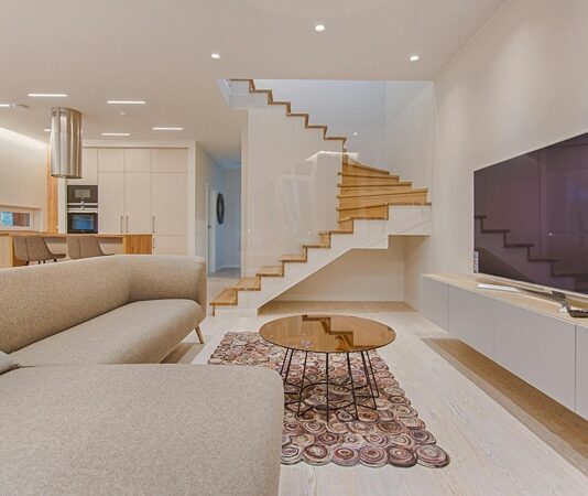 Teknolojinin baş döndürücü gelişimiyle birlikte hayatımıza giren akıllı ev sistemleri, yalnızca konforumuzu artırmakla kalmıyor, aynı zamanda yaşam alışkanlıklarımızı kökten değiştiriyor. Önceleri sadece bilimkurgu filmlerinde görmeye alışık olduğumuz konuşan cihazlar, uzaktan kontrol edilen ev sistemleri ya da otomatik çalışan ev aletleri, bugün artık sıradan hale geldi. Evlerdeki bu dijital dönüşüm, güvenlikten enerji tasarrufuna, zamandan tasarruftan sürdürülebilirliğe kadar pek çok alanı etkiliyor. Bu gelişmelerin arkasında yapay zeka, nesnelerin interneti (IoT) ve büyük veri analizi gibi teknolojiler yer alıyor. Peki, bu akıllı sistemler hayatımıza tam olarak nasıl yön veriyor? Konulu bir haber görseli.