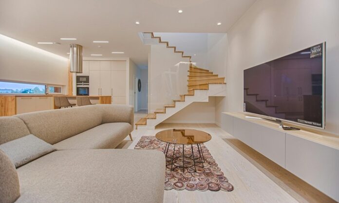 Akıllı Ev Sistemleri Günlük Yaşamı Nasıl Dönüştürüyor Teknolojinin baş döndürücü gelişimiyle birlikte hayatımıza giren akıllı ev sistemleri, yalnızca konforumuzu artırmakla kalmıyor, aynı zamanda yaşam alışkanlıklarımızı kökten değiştiriyor. Önceleri sadece bilimkurgu filmlerinde görmeye alışık olduğumuz konuşan cihazlar, uzaktan kontrol edilen ev sistemleri ya da otomatik çalışan ev aletleri, bugün artık sıradan hale geldi. Evlerdeki bu dijital dönüşüm, güvenlikten enerji tasarrufuna, zamandan tasarruftan sürdürülebilirliğe kadar pek çok alanı etkiliyor. Bu gelişmelerin arkasında yapay zeka, nesnelerin interneti (IoT) ve büyük veri analizi gibi teknolojiler yer alıyor. Peki, bu akıllı sistemler hayatımıza tam olarak nasıl yön veriyor? Konulu bir haber görseli.