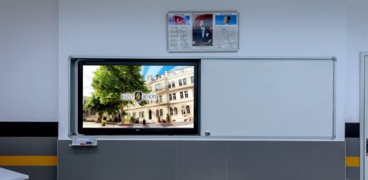 Akıllı tahta, geleneksel beyaz tahtaların yerini alarak, dijital ortamda ders içeriklerinin sunulmasına olanak sağlayan bir teknolojidir. İnteraktif özellikleri sayesinde, öğretmenler ve öğrenciler sınıf içindeki ders materyallerini daha etkileşimli bir şekilde kullanabilirler.