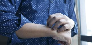 Modern yaşam koşulları ve çevresel faktörlerin etkisiyle giderek daha fazla kişide görülen alerji, bağışıklık sisteminin zararsız maddelere karşı aşırı tepki göstermesiyle ortaya çıkan bir durumdur. Polen, toz, bazı yiyecekler, hayvan tüyleri veya ilaçlar gibi normalde tehdit oluşturmayan maddelere karşı vücudun savunma mekanizmasının abartılı bir yanıt vermesi sonucu çeşitli semptomlar gelişebilir. Alerjik reaksiyonlar hafif kaşıntı ve burun akıntısından anafilaksi gibi yaşamı tehdit eden ciddi tablolara kadar değişiklik gösterebilir. Bu nedenle alerji, hafife alınmaması gereken ve iyi yönetilmesi gereken bir bağışıklık sorunudur. Konulu bir haber görseli.