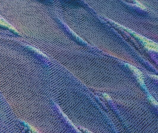 Günümüzde hemen her dijital sistemin temelinde algoritmalar yer almaktadır. Bilgisayarların çalışmasından sosyal medya platformlarının ne gösterdiğine kadar uzanan bu yapılar, teknolojinin işleyiş biçimini şekillendirir. Algoritma, belirli bir problemi çözmek veya bir görevi yerine getirmek için izlenen adımlar bütünüdür. Bu adımlar, mantıksal ve sistematik bir sırayla düzenlenmiş işlemler zinciri şeklinde çalışır. Teknolojik dünyada algoritma denildiğinde sadece matematiksel formüller değil, aynı zamanda bilgi işleme sürecinin her aşamasında kullanılan karar mekanizmaları anlaşılır. Konulu bir haber görseli.