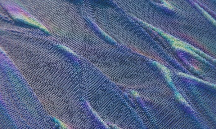 Günümüzde hemen her dijital sistemin temelinde algoritmalar yer almaktadır. Bilgisayarların çalışmasından sosyal medya platformlarının ne gösterdiğine kadar uzanan bu yapılar, teknolojinin işleyiş biçimini şekillendirir. Algoritma, belirli bir problemi çözmek veya bir görevi yerine getirmek için izlenen adımlar bütünüdür. Bu adımlar, mantıksal ve sistematik bir sırayla düzenlenmiş işlemler zinciri şeklinde çalışır. Teknolojik dünyada algoritma denildiğinde sadece matematiksel formüller değil, aynı zamanda bilgi işleme sürecinin her aşamasında kullanılan karar mekanizmaları anlaşılır. Konulu bir haber görseli.