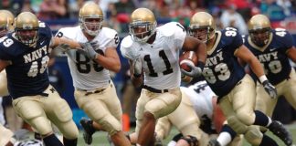 Amerikan futbolu, her biri 11 oyuncudan oluşan iki takım arasında oynanır. Temel amaç, rakip takımın end zone‘una topu taşımaktır. Bu, topu rakip takımın kale çizgisine en yakın alana sokmayı başarmak anlamına gelir.