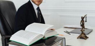 Modern siyasal sistemlerin temel taşı olan anayasacılık, sadece bir hukuk ilkesi değil, aynı zamanda demokratik düzenin kalıcı hale gelmesini sağlayan siyasal bir anlayıştır. Devletin nasıl işleyeceğini belirleyen, iktidarın sınırlarını çizen ve bireylerin temel haklarını güvence altına alan bir yapı olan anayasa, anayasacılık fikrinin temelidir. Ancak anayasacılık, yalnızca bir metnin varlığını değil, o metne bağlı kalınmasını, kuralların üstünlüğünü ve keyfi yönetimin engellenmesini ifade eder. Bu nedenle, siyasal sistemlerin istikrarı ve bireylerin özgürlüğü için anayasacılık yaklaşımı hayati önem taşır. Konulu bir haber görseli.