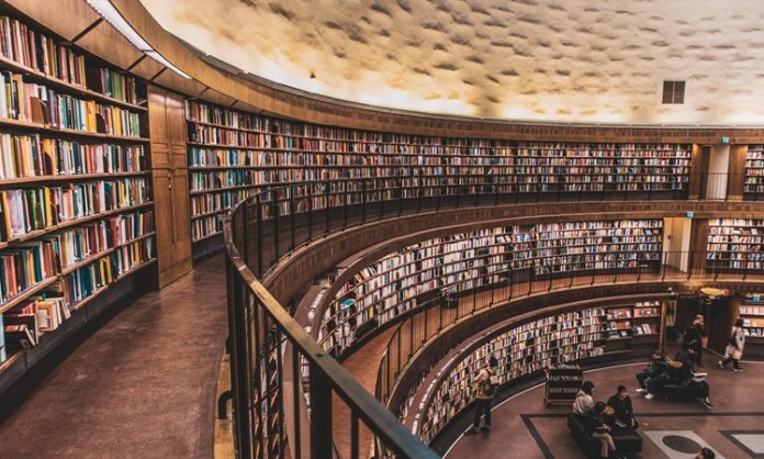 Bir araştırmanın temel yapı taşlarından biri, doğru ve etkili bir araştırma sorusu oluşturmaktır. Araştırma sorusu, bir çalışmanın yönünü belirleyen, araştırmacının hangi konu üzerinde derinlemesine inceleme yapacağını ortaya koyan kritik bir unsurdur. Araştırma sorusu, sadece bilgi edinme amacı taşımaz; aynı zamanda çözülmesi gereken bir sorunu da gündeme getirir. Bu yazıda, araştırma sorusunun ne olduğunu, nasıl oluşturulacağını ve bilimsel çalışmalardaki rolünü inceleyeceğiz. Konulu bir haber görseli.