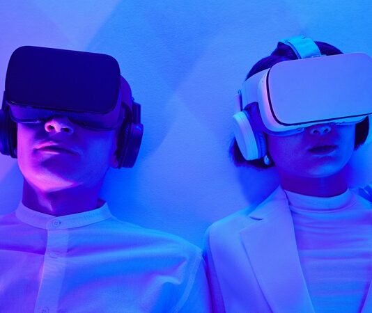 Artırılmış gerçeklik (AR), dijital verileri gerçek dünya üzerine bindirerek etkileşimli ve zenginleştirilmiş bir deneyim sunan yenilikçi bir teknolojidir. Eğitim alanında giderek daha fazla önem kazanan bu teknoloji, öğrencilerin öğrenme sürecine aktif olarak katılmasını sağlarken öğretmenlere de içerik sunumu açısından benzersiz fırsatlar yaratmaktadır. Geleneksel eğitim yöntemlerinin ötesine geçerek öğrenmeyi görsel, işitsel ve etkileşimli bir deneyime dönüştüren artırılmış gerçeklik, öğrenme motivasyonunu artırırken bilgilerin kalıcılığını da güçlendirir. Konulu bir haber görseli.