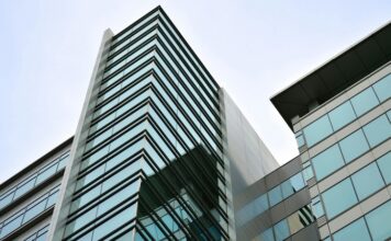 Arz, basit bir tanımla, belirli bir malın veya hizmetin, belirli bir fiyat seviyesinden, üreticiler tarafından piyasaya sunulmak üzere sağlanan miktarıdır. Yani üretici, belirli bir fiyattan sattığı malı üretip piyasaya sunar. Bu temel kavram, fiyatların neden zaman zaman yükseldiğini veya düştüğünü anlamada büyük bir rol oynar. Piyasada arzın artması veya azalması, enflasyon oranları, tüketici davranışları ve hatta hükümet politikalarıyla doğrudan bağlantılıdır. Konulu bir haber görseli.