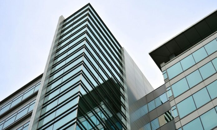 Arz, basit bir tanımla, belirli bir malın veya hizmetin, belirli bir fiyat seviyesinden, üreticiler tarafından piyasaya sunulmak üzere sağlanan miktarıdır. Yani üretici, belirli bir fiyattan sattığı malı üretip piyasaya sunar. Bu temel kavram, fiyatların neden zaman zaman yükseldiğini veya düştüğünü anlamada büyük bir rol oynar. Piyasada arzın artması veya azalması, enflasyon oranları, tüketici davranışları ve hatta hükümet politikalarıyla doğrudan bağlantılıdır. Konulu bir haber görseli.