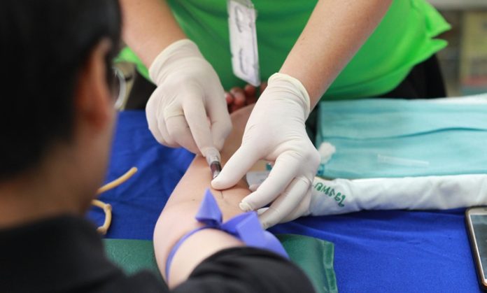 Modern tıbbın en büyük başarılarından biri olan aşılar, bireylerin ve toplumların enfeksiyon hastalıklarına karşı korunmasında kritik bir rol oynamaktadır. Tarih boyunca milyonlarca insanın hayatını kurtaran bu biyolojik ürünler, bağışıklık sistemimizi hastalıklara karşı önceden hazırlayarak koruyucu bir kalkan görevi görür. Ancak aşıların nasıl çalıştığı ve bağışıklığı nasıl sağladığı konusunda hâlâ birçok kişi yeterince bilgi sahibi değildir. Aşıların temel mantığı, vücudu zararlı mikroplarla karşılaştırmadan önce eğitmek ve güçlendirmektir. Konulu bir haber görseli.