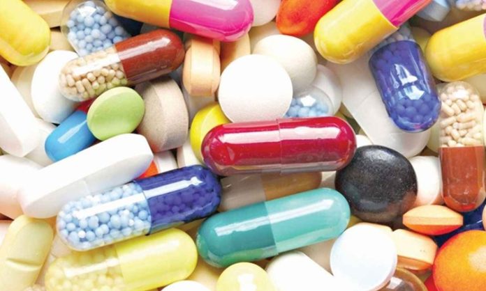 Antibiyotikler, bakteriyel enfeksiyonların tedavisinde önemli bir araç olarak kabul edilir ve tıpta hayat kurtarıcı etkilerinin olduğu kanıtlanmıştır. Ancak, aşırı antibiyotik kullanımı, beklenmeyen ve zararlı sonuçlara yol açabilir. Son yıllarda, aşırı antibiyotik kullanımının sağlık üzerindeki olumsuz etkileri giderek daha fazla fark edilmektedir. Özellikle, gereksiz antibiyotik tüketiminin, antibiyotiklere karşı dirençli bakteriler oluşturması, halk sağlığını tehdit eden önemli bir sorun haline gelmiştir. Bu yazıda, aşırı antibiyotik kullanımının neden olduğu sağlık risklerini ve bunlarla nasıl mücadele edilebileceğini ele alacağız. Konulu bir haber görseli.