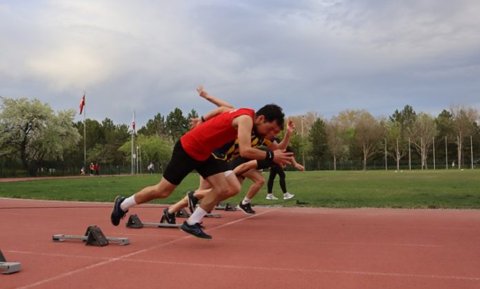 Atletizm-Nedir-ve-Ne-Gibi-Faydalar-Sunar Atletizm, insanlık tarihinin en eski spor dallarından biridir ve kökenleri antik Yunan’a kadar uzanır. İlk olimpiyat oyunları, MÖ 776 yılında Yunanistan’da düzenlenmiş ve bu organizasyonda atletizm yarışmaları önemli bir yer tutmuştur.