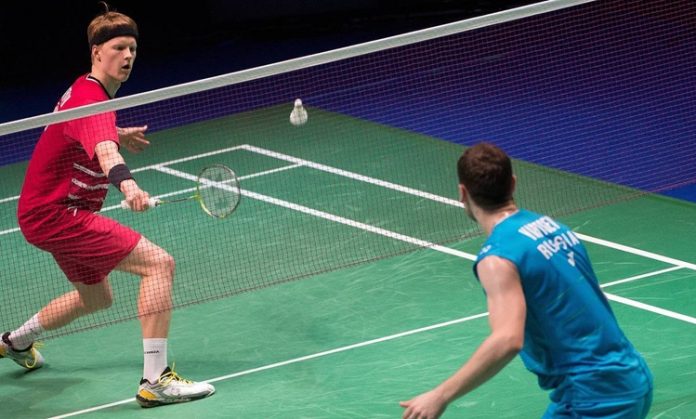 Badminton, hızlı refleksler ve iyi bir kondisyon gerektirir. Oyunun temel amacı, raketle atılan shuttlecock’un karşı rakibin sahasına düşmesini sağlamaktır. Peki, badmintonun kuralları nelerdir ve nasıl oynanır?