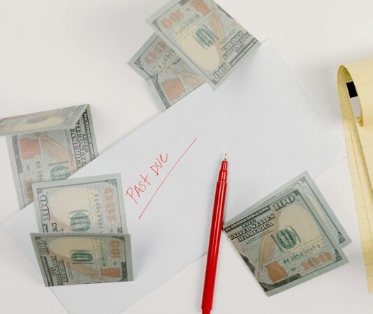 Türkiye’de vergi sistemi, farklı gelir gruplarına ve işletme modellerine göre çeşitli şekillerde uygulanmaktadır. Bu sistem içinde küçük esnafa yönelik olarak uygulanan basit usul vergi, birçok işletmeci için hem maliyet hem de işlem kolaylığı açısından büyük bir avantaj sağlamaktadır. Bu yazıda, basit usul vergi nedir, kimler bu kapsama girer, avantajları nelerdir gibi sorulara detaylı cevaplar verilecek ve SEO uyumlu olarak konu kapsamlı biçimde ele alınacaktır. Konulu bir haber görseli.