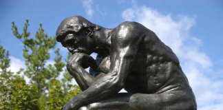 “Ben kimim?” sorusu, insanoğlunun en temel ve en derin varoluşsal sorgularından biri olmaya devam ediyor. Kimliğe, bilince ve benlik algısına dair bu sorgu, çağlar boyunca filozofları, sanatçıları ve bilim insanlarını meşgul etti.