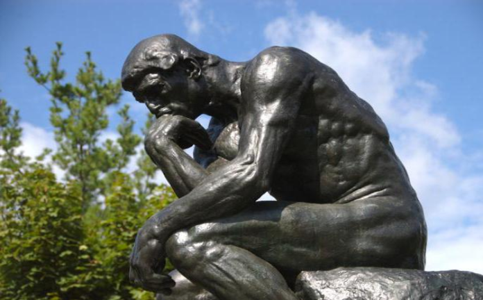 “Ben kimim?” sorusu, insanoğlunun en temel ve en derin varoluşsal sorgularından biri olmaya devam ediyor. Kimliğe, bilince ve benlik algısına dair bu sorgu, çağlar boyunca filozofları, sanatçıları ve bilim insanlarını meşgul etti.