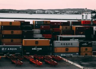Beyaz Ticaret Nedir? Beyaz ticaret, modern ticaretin karmaşık yapıları içinde oldukça önemli bir yer tutar. Ancak, bu kavram, çoğu kişi için hala tam olarak anlaşılmamış olabilir. Beyaz ticaret, temelde yasal ve etik çerçevede gerçekleştirilen ticaret anlamına gelir ve genellikle yasal faaliyetlerin ve etik ticaretin bir göstergesi olarak kabul edilir. Beyaz ticaret, çoğu zaman kara ticaretin zıddı olarak tanımlanır, çünkü kara ticaret illegal ve etik dışı faaliyetleri içerirken, beyaz ticaret tamamen yasal ve düzenlemelere uygun şekilde gerçekleşir. Konulu bir haber görseli.