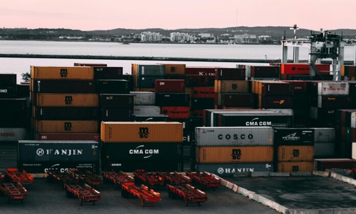 Beyaz ticaret, modern ticaretin karmaşık yapıları içinde oldukça önemli bir yer tutar. Ancak, bu kavram, çoğu kişi için hala tam olarak anlaşılmamış olabilir. Beyaz ticaret, temelde yasal ve etik çerçevede gerçekleştirilen ticaret anlamına gelir ve genellikle yasal faaliyetlerin ve etik ticaretin bir göstergesi olarak kabul edilir. Beyaz ticaret, çoğu zaman kara ticaretin zıddı olarak tanımlanır, çünkü kara ticaret illegal ve etik dışı faaliyetleri içerirken, beyaz ticaret tamamen yasal ve düzenlemelere uygun şekilde gerçekleşir. Konulu bir haber görseli.