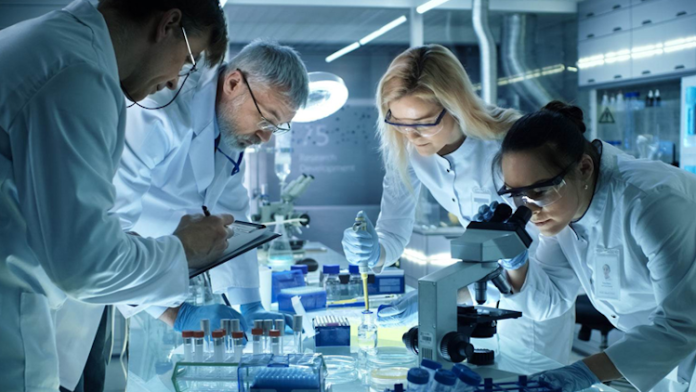 Bilim İnsanı Bilim insanları, doğa bilimleri, sosyal bilimler, uygulamalı bilimler gibi birçok alanda faaliyet gösterebilir. Örneğin bir fizikçi maddeyi ve enerjiyi incelerken, bir psikolog insan davranışlarını araştırır. Bir mühendis ise bu bilgileri teknolojiye dönüştürür. Bu çeşitlilik, bilimin farklı dallarının birbirini nasıl tamamladığını da gösterir.