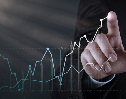 Bilim tarihi, yalnızca bilimsel gelişmeleri kronolojik olarak sıralamakla kalmaz, aynı zamanda bu gelişmelerin toplumsal etkilerini ve arka planındaki düşünsel süreçleri analiz eder. Örneğin, Orta Çağ‘da bilim dini etkilerle sınırlanırken, Rönesans döneminde özgür düşünce ortamı sayesinde büyük bilimsel sıçramalar yaşanmıştır. Bu tarz dönemsel kırılmalar, bilim tarihçileri için önemli araştırma alanlarıdır.