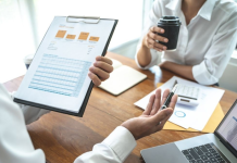 Bilimsel araştırma, belirli bir soruya yanıt aramak, bir problemi çözmek ya da yeni bilgiler elde etmek amacıyla yürütülen sistematik ve nesnel çalışmalardır. Bu çalışmalar, gözlem, hipotez kurma, veri toplama, deney yapma ve sonuç çıkarma gibi adımları içerir. Araştırmanın bilimsel olarak kabul edilebilmesi için yönteminin açık, tekrar edilebilir ve objektif olması gerekir. Bu özellikler, araştırmanın güvenilirliğini ve geçerliliğini sağlar.