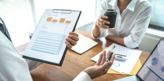 Bilimsel araştırma, belirli bir soruya yanıt aramak, bir problemi çözmek ya da yeni bilgiler elde etmek amacıyla yürütülen sistematik ve nesnel çalışmalardır. Bu çalışmalar, gözlem, hipotez kurma, veri toplama, deney yapma ve sonuç çıkarma gibi adımları içerir. Araştırmanın bilimsel olarak kabul edilebilmesi için yönteminin açık, tekrar edilebilir ve objektif olması gerekir. Bu özellikler, araştırmanın güvenilirliğini ve geçerliliğini sağlar.