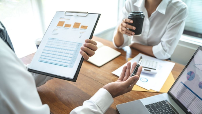 Bilimsel araştırma, belirli bir soruya yanıt aramak, bir problemi çözmek ya da yeni bilgiler elde etmek amacıyla yürütülen sistematik ve nesnel çalışmalardır. Bu çalışmalar, gözlem, hipotez kurma, veri toplama, deney yapma ve sonuç çıkarma gibi adımları içerir. Araştırmanın bilimsel olarak kabul edilebilmesi için yönteminin açık, tekrar edilebilir ve objektif olması gerekir. Bu özellikler, araştırmanın güvenilirliğini ve geçerliliğini sağlar.