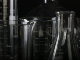 Bilimsel düşünme, sadece verilerin toplanmasıyla sınırlı değildir; aynı zamanda bu verilerin doğru bir şekilde analiz edilmesi de gerekir. Veri analizi, genellikle matematiksel ve istatistiksel yöntemler kullanılarak yapılır. Bu da demektir ki, bilimsel düşünme süreci, yalnızca gözlem yapmaktan ibaret olmayıp, karmaşık hesaplamalar ve analizler de içerir.