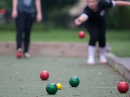 Bocce, iki takım arasında oynanabilen bir oyundur. Genellikle her takımda 2 ila 4 oyuncu bulunur. Oyun, belirli bir alan içinde yapılan atışlarla başlar.