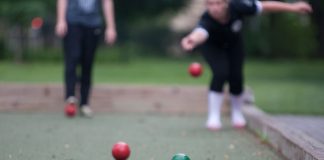 Bocce, iki takım arasında oynanabilen bir oyundur. Genellikle her takımda 2 ila 4 oyuncu bulunur. Oyun, belirli bir alan içinde yapılan atışlarla başlar.