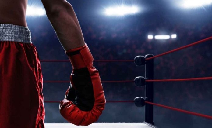 Boks, iki kişinin ellerinde koruyucu eldivenler ve belirli kurallar çerçevesinde birbirine karşı mücadele ettiği, fiziksel ve stratejik becerilerin ön plana çıktığı bir dövüş sporudur. Genellikle ringde yapılan boks maçları, hız, güç, dayanıklılık ve strateji gerektiren bir spor dalıdır. Hem bireysel hem de takım halinde yapılan maçlarda, rakibi alt etmek için tekniklerin yanı sıra mental güç de önemli bir rol oynar. Konulu bir haber görseli.