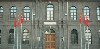 Bürokrasi, modern devlet yapısının ayrılmaz bir parçası olarak, yönetim süreçlerinin düzenli ve etkili işlemesini sağlayan kurumsal bir yapıdır. Ancak sadece teknik bir organizasyon olarak değil, aynı zamanda siyasal sistemin içinde aktif rol oynayan bir aktör olarak da değerlendirilmelidir. Siyasette bürokrasi kavramı, sadece devlet memurlarından ya da yazışmalardan ibaret değildir; karar alma süreçlerini etkileyen, uygulamaları şekillendiren ve kamu politikalarının sahaya inmesini sağlayan bir yapıdır. Bu yüzden bürokrasi, siyasetle olan etkileşimi bakımından daima tartışmaların odağında olmuştur. Konulu bir haber görseli.