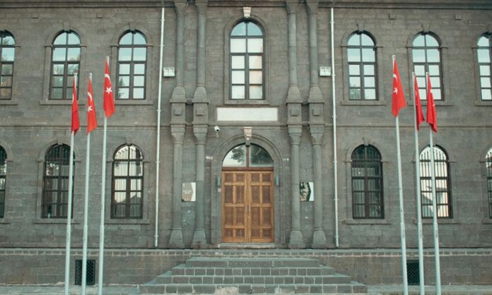 Bürokrasi, modern devlet yapısının ayrılmaz bir parçası olarak, yönetim süreçlerinin düzenli ve etkili işlemesini sağlayan kurumsal bir yapıdır. Ancak sadece teknik bir organizasyon olarak değil, aynı zamanda siyasal sistemin içinde aktif rol oynayan bir aktör olarak da değerlendirilmelidir. Siyasette bürokrasi kavramı, sadece devlet memurlarından ya da yazışmalardan ibaret değildir; karar alma süreçlerini etkileyen, uygulamaları şekillendiren ve kamu politikalarının sahaya inmesini sağlayan bir yapıdır. Bu yüzden bürokrasi, siyasetle olan etkileşimi bakımından daima tartışmaların odağında olmuştur. Konulu bir haber görseli.