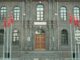 Bürokrasi Kavramı Siyasette Ne İfade Eder ve Demokratik Sistemlerle İlişkisi Bürokrasi, modern devlet yapısının ayrılmaz bir parçası olarak, yönetim süreçlerinin düzenli ve etkili işlemesini sağlayan kurumsal bir yapıdır. Ancak sadece teknik bir organizasyon olarak değil, aynı zamanda siyasal sistemin içinde aktif rol oynayan bir aktör olarak da değerlendirilmelidir. Siyasette bürokrasi kavramı, sadece devlet memurlarından ya da yazışmalardan ibaret değildir; karar alma süreçlerini etkileyen, uygulamaları şekillendiren ve kamu politikalarının sahaya inmesini sağlayan bir yapıdır. Bu yüzden bürokrasi, siyasetle olan etkileşimi bakımından daima tartışmaların odağında olmuştur. Konulu bir haber görseli.