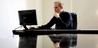 Ticaretin gelişmesi ve şirketlerin holdingleşerek büyük firmalara dönmesi ile ortaya çıkan CEO (Chief Executive Officer) ihtiyacı, üniversite sınavlarına giren öğrenciler için tercihlerinde önemli bir kriter olarak karşımıza çıkmaktadır. Bu durum da ister istemez CEO olmak için hangi bölüm okunmalı sorusunu akıllara getirmektedir. konulu bir görsel