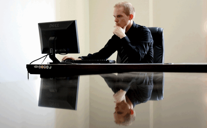 Ticaretin gelişmesi ve şirketlerin holdingleşerek büyük firmalara dönmesi ile ortaya çıkan CEO (Chief Executive Officer) ihtiyacı, üniversite sınavlarına giren öğrenciler için tercihlerinde önemli bir kriter olarak karşımıza çıkmaktadır. Bu durum da ister istemez CEO olmak için hangi bölüm okunmalı sorusunu akıllara getirmektedir. konulu bir görsel