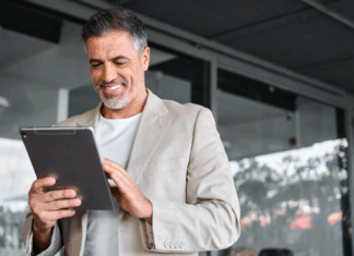 CEO (Chief Executive Officer), bir şirketin en üst düzey yöneticisidir. Türkçeye genellikle "İcra Kurulu Başkanı" veya "Genel Müdür" olarak çevrilir, ancak tam karşılığı yoktur. CEO, şirketin genel stratejisini belirler, büyük kararları alır ve şirketin tüm operasyonlarını yöneten kişidir. konulu bir görsel