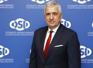Alınan Karar İhracat Rekabetçiliğinin Korunması Açısından Kritik Öneme Sahip! Otomotiv Sanayii Derneği, “Türkiye-Birleşik Krallık Serbest Ticaret Anlaşması Ortak Komitesi’nin, Elektrikli Araçların Menşe Kurallarına İlişkin Geçiş Süreci Uzatma Kararı”nı değerlendirdi. Kararın Türk Otomotiv Sanayisi için son derece önemli bir gelişme olduğunu söyleyen Otomotiv Sanayii Derneği Yönetim Kurulu Başkanı Cengiz Eroldu, “Belirlenen ilk takvime göre 2024 yılı başından itibaren daha sıkı menşe kurallarının uygulamaya alınması söz konusu idi. Covid-19 ve küresel, bölgesel gelişmeler elektrikli araçlara yönelik tedarik sanayinin bu hedeflere ulaşmasını geciktirici etki yarattı. Konulu bir haber görseli