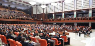 Modern demokrasilerde yasama organlarının yapısı, sistemin işleyişi ve temsiliyet düzeyi açısından büyük önem taşır. Bu bağlamda çift meclis sistemi, farklı toplumsal kesimlerin yasama sürecine katılımını sağlamak ve karar alma mekanizmalarını daha dengeli kılmak amacıyla tercih edilen bir model olarak öne çıkar. Özellikle federal yapıya sahip devletlerde yaygın olan bu sistem, yasaların daha detaylı ve çeşitli bakış açılarıyla değerlendirilmesine olanak tanır. Çift meclisli yapılar, parlamentoların iki farklı kanattan oluştuğu sistemlerdir ve bu kanatlar genellikle alt meclis (temsilciler meclisi gibi) ve üst meclis (senato gibi) şeklinde yapılandırılır. Konulu bir haber görseli.