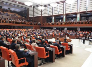 Modern demokrasilerde yasama organlarının yapısı, sistemin işleyişi ve temsiliyet düzeyi açısından büyük önem taşır. Bu bağlamda çift meclis sistemi, farklı toplumsal kesimlerin yasama sürecine katılımını sağlamak ve karar alma mekanizmalarını daha dengeli kılmak amacıyla tercih edilen bir model olarak öne çıkar. Özellikle federal yapıya sahip devletlerde yaygın olan bu sistem, yasaların daha detaylı ve çeşitli bakış açılarıyla değerlendirilmesine olanak tanır. Çift meclisli yapılar, parlamentoların iki farklı kanattan oluştuğu sistemlerdir ve bu kanatlar genellikle alt meclis (temsilciler meclisi gibi) ve üst meclis (senato gibi) şeklinde yapılandırılır. Konulu bir haber görseli.