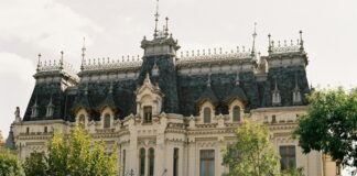 Çoğulculuk, farklı görüşlerin, kimliklerin ve çıkar gruplarının siyasal sistem içinde varlık göstermesine olanak tanıyan bir ilkedir. Bu ilke, özellikle demokratik toplumlarda siyasal meşruiyetin ve toplumsal barışın temel güvencelerinden biri olarak görülür. Çoğulculuğun varlığı, yalnızca fikir çeşitliliğine izin vermekle kalmaz; aynı zamanda bu fikirlerin yönetime katılabilmesini, temsil edilebilmesini ve etkili şekilde tartışılabilmesini de içerir. Siyasetin tek sesli olmaktan kurtulması, çoğulculuk sayesinde mümkün olur. Ancak çoğulculuk ilkesi yalnızca teorik düzlemde değil, pratikte de etkili olmalıdır. Bu nedenle çoğulculuğun siyasette nasıl hayata geçirileceği kritik bir sorudur. Konulu bir haber görseli.